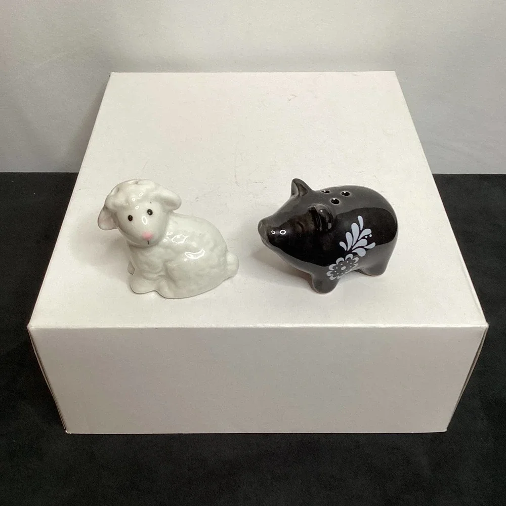 Salt and Pepper - Lamb and Pig - Picture 1 of 6
